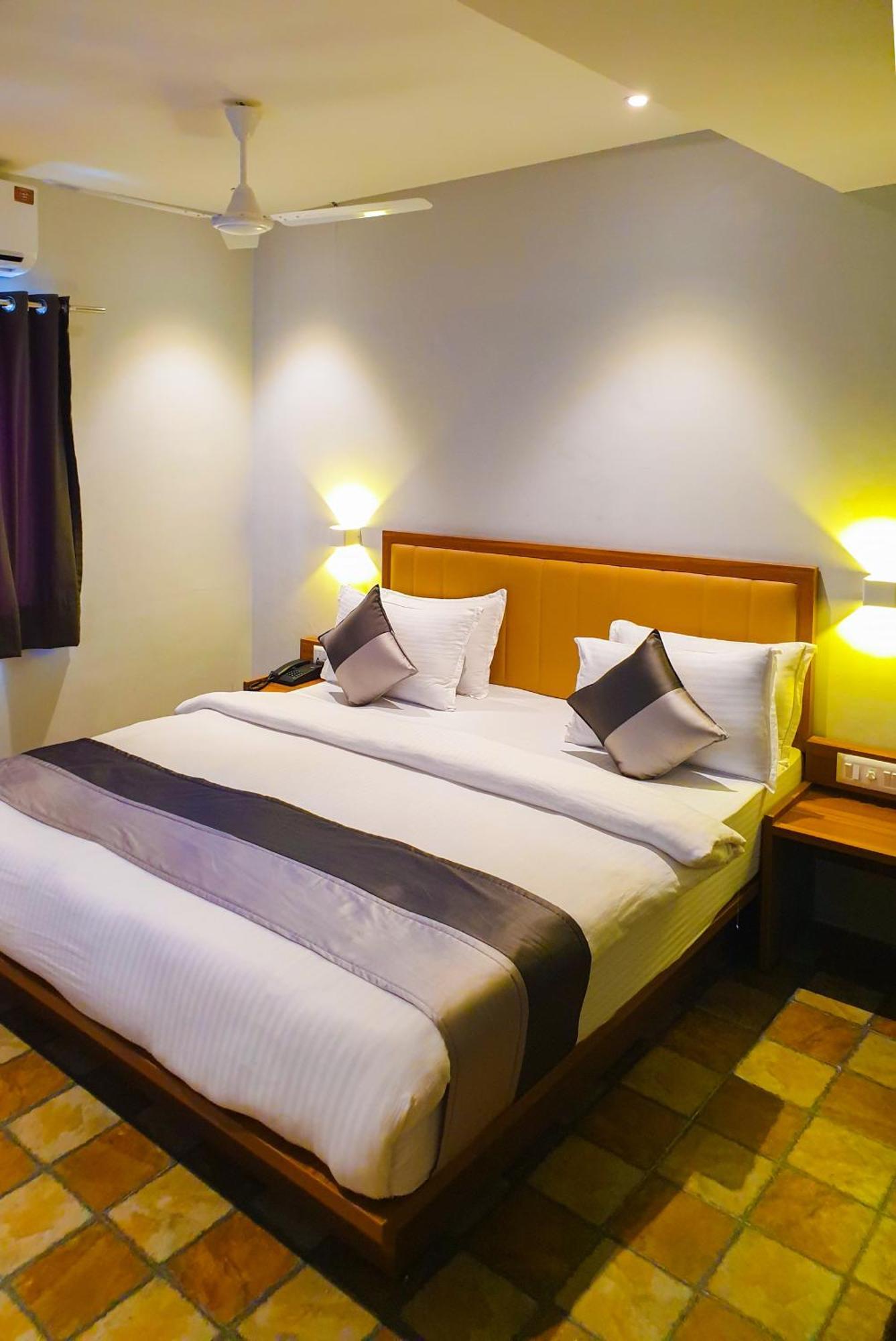 Hotel Nova Star ราชโกฎิ ภายนอก รูปภาพ